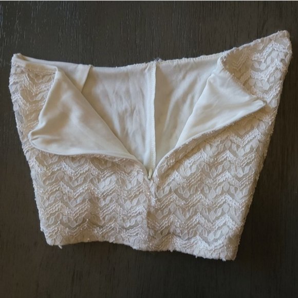 Cream Lace Shorts Size Medium - Picture 3 of 4